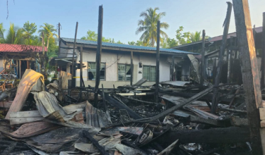Keadaan rumah yang dibakar tertuduh Mohd Taib Ahmad, 50 tahun di Kampung Hulu Lemanak, Sabtu lalu.