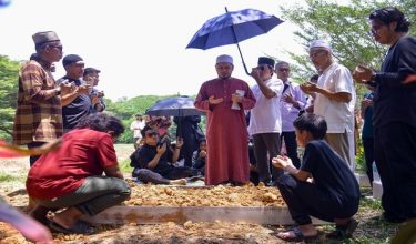 SUBANG JAYA, 23 April -- Imam Masjid Darul Ehsan SS15, Mohammad Salman Mohammad Ali Rajab (tengah) memimpin bacaan talkin dan doa sejurus pengebumian bekas penyampai radio terkenal di Radio Televisyen Malaysia (RTM), Mariamah Tijo di Tanah Perkuburan Islam USJ 22 hari ini.

-- fotoBERNAMA (2026) HAK CIPTA TERPELIHARA