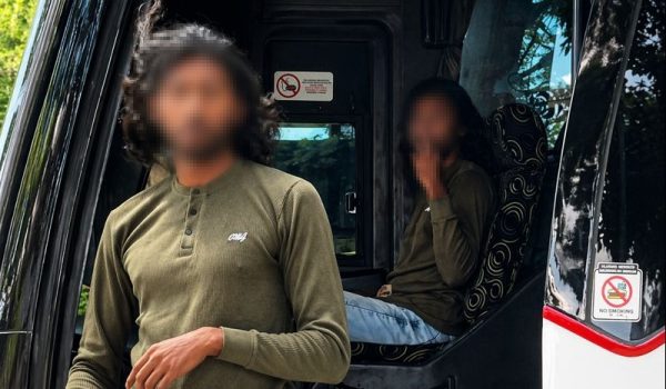 Pemandu bas yang dipercayai menunjukkan isyarat lucah/Foto pembaca media sosial