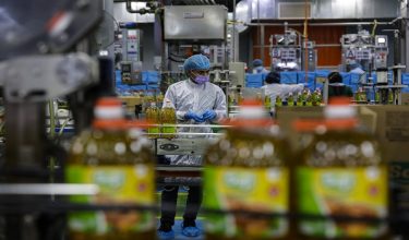 JOHOR BAHRU, 13 Jan -- Seorang pekerja sibuk meneliti deretan minyak masak dari buah sawit yang sedang dibotolkan ketika sesi lawatan media ke ke kilang Delima Oil Products di Johor Bahru baru-baru ini.

FGV Holdings Berhad, salah satu syarikat pengeluar minyak sawit mentah (MSM) terbesar di dunia, menyasarkan untuk menembusi setiap isi rumah di Malaysia dengan seberapa banyak produk makanannya.

Ketua Pegawai Eksekutif Kumpulan Datuk Nazrul Mansor berkata, kumpulan itu menyasarkan setiap dapur isi rumah di Malaysia mempunyai sekurang-kurangnya 50 peratus daripada rangkaian produk makanannya yang pelbagai menjelang 2030.

Saji pula ialah jenama minyak masak bertapis nombor satu di Malaysia dengan menguasai 45.6 peratus bahagian pasaran, manakala Seri Pelangi ialah jenama marjerin nombor satu di Malaysia dengan 42.8 peratus bahagian pasaran.

--fotoBERNAMA (2022) HAK CIPTA TERPELIHARA