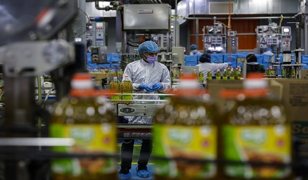 JOHOR BAHRU, 13 Jan -- Seorang pekerja sibuk meneliti deretan minyak masak dari buah sawit yang sedang dibotolkan ketika sesi lawatan media ke ke kilang Delima Oil Products di Johor Bahru baru-baru ini.

FGV Holdings Berhad, salah satu syarikat pengeluar minyak sawit mentah (MSM) terbesar di dunia, menyasarkan untuk menembusi setiap isi rumah di Malaysia dengan seberapa banyak produk makanannya.

Ketua Pegawai Eksekutif Kumpulan Datuk Nazrul Mansor berkata, kumpulan itu menyasarkan setiap dapur isi rumah di Malaysia mempunyai sekurang-kurangnya 50 peratus daripada rangkaian produk makanannya yang pelbagai menjelang 2030.

Saji pula ialah jenama minyak masak bertapis nombor satu di Malaysia dengan menguasai 45.6 peratus bahagian pasaran, manakala Seri Pelangi ialah jenama marjerin nombor satu di Malaysia dengan 42.8 peratus bahagian pasaran.

--fotoBERNAMA (2022) HAK CIPTA TERPELIHARA