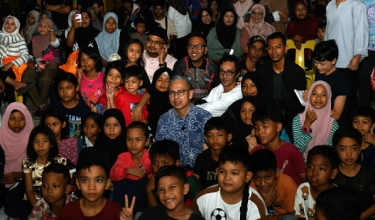 Menteri Komunikasi Datuk Fahmi Fadzil bersama kanak-kanak pada Program Wayang Pacak di Kabin MPKK Permatang Pasir di sini hari ini.