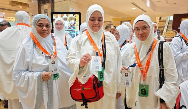 Jemaah menunjukkan kad Nusuk masing-masing