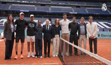 Rafa Nadal (tiga dari kiri) bergambar di Stadium Santiago Bernabeu./foto REUTERS