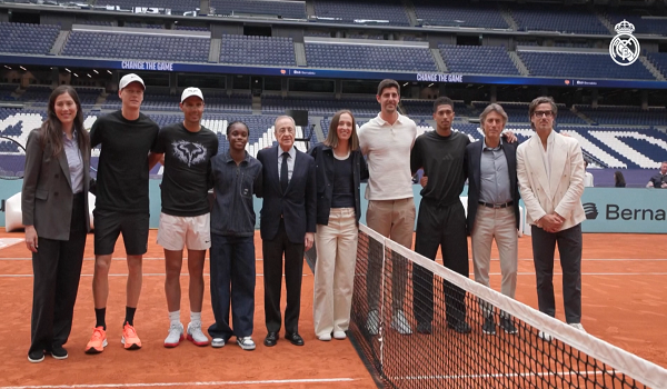 Rafa Nadal (tiga dari kiri) bergambar di Stadium Santiago Bernabeu./foto REUTERS