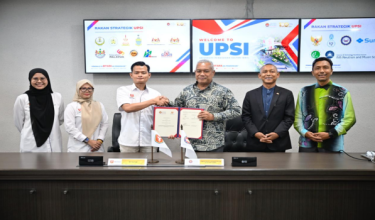 Dr. Md Amin (tiga dari kanan) dan Mohd Hafiz (empat dari kanan) bergambar sambil menunjukkan dokumen MoA yang telah ditandatangani pada majlis berkenaan di Kampus Sultan Abdul Jalil Shah UPSI