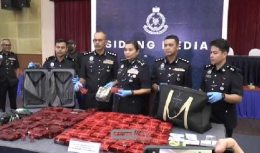 S Sasikala Devi (tiga kanan) bersama rampasan dadah