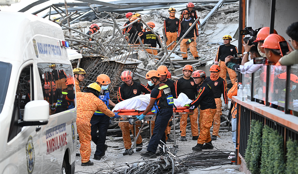 Bangunan runtuh di Bandar Angeles, Pampanga, utara Filipina/Foto AFP