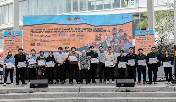Menteri Komunikasi Datuk Fahmi Fadzil bersama para penerima surat tawaran SST kepada pengajian tinggi di bawah program Reel MADANI@Kampus
