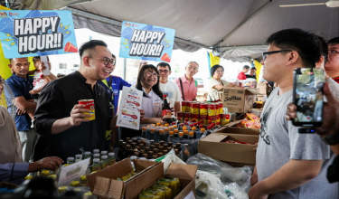 Menteri Pembangunan Usahawan dan Koperasi (KUSKOP) Steven Sim Chee Keong (kiri) beramah mesra dengan orang ramai selepas mengumumkan harga diskaun pada Program Jualan MADANI Koperasi (JMK) KUSKOP 2026 @ DUN Sungai Pinang di Gelanggang Bola Keranjang, Lebuh Sungai Pinang 1 hari ini/ Foto BERNAMA