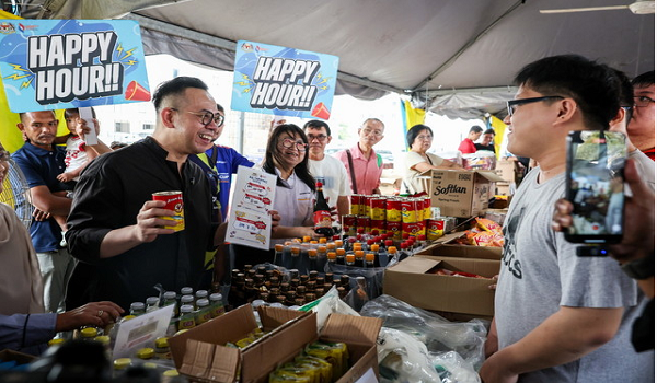 Menteri Pembangunan Usahawan dan Koperasi (KUSKOP) Steven Sim Chee Keong (kiri) beramah mesra dengan orang ramai selepas mengumumkan harga diskaun pada Program Jualan MADANI Koperasi (JMK) KUSKOP 2026 @ DUN Sungai Pinang di Gelanggang Bola Keranjang, Lebuh Sungai Pinang 1 hari ini/ Foto BERNAMA
