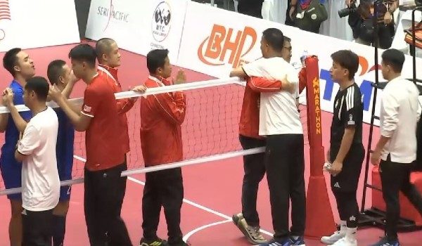 Ketua jurulatih Malaysia Ahmad Jais Baharun berpelukan dengan Pengurus pasukan Thailand Auychai Srisuwan selepas tamat perlawanan akhir regu berpasukan Piala Dunia Sepak Takraw 2026 - RTM