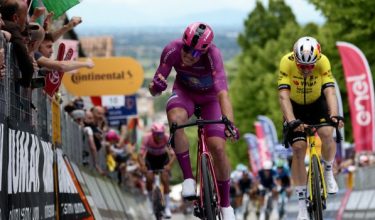 Mads Pedersen (kiri), meraikan kemenangannya ketika melintasi garisan penamat peringkat ke-13 perlumbaan berbasikal Giro d'Italia dari Rovigo ke Vicenza