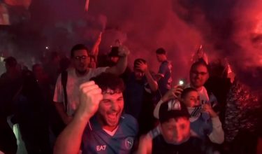 Penyokong Napoli meraikan kemenangan di luar Stadium Diego Armando Maradona/ REUTERS