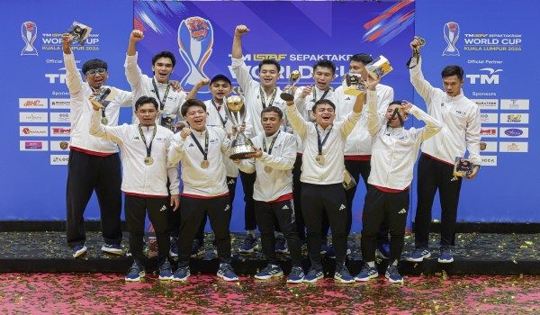 Skuad regu berpasukan negara menjulang Piala Dunia  Sepak Takraw  2026 dengan menumpaskan Thailand 2-1 di Stadium Titiwangsa - Foto FB Anwar Ibrahim
