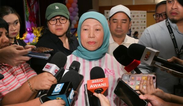 Foto FB Hajah Nancy Haji Shukri﻿