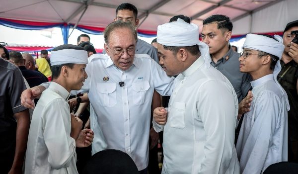 SEGAMAT, 24 Jun -- Perdana Menteri Datuk Seri Anwar Ibrahim beramah mesra dengan tetamu ketika hadir pada program MADANI Kita 2026 di Dataran Segamat hari ini.
--fotoBERNAMA (2026) HAK CIPTA TERPELIHARA