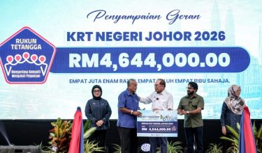 SEGAMAT, 24 Jun -- Perdana Menteri Datuk Seri Anwar Ibrahim menyampaikan geran Kawasan Rukun Tetangga (KRT) negeri Johor 2026 pada program MADANI Kita 2026 di Dataran Segamat hari ini.
-- fotoBERNAMA (2026) HAK CIPTA TERPELIHARA
