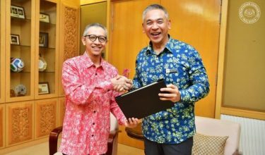 KSU Kementerian Komunikasi, Datuk Abdul Halim Hamzah (kiri) bersama Datuk Mas Rizal Mohd Hilmi (kanan)/Foto Kementerian Komunikasi