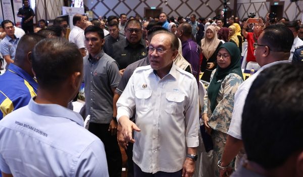 ALOR GAJAH, 24 Jun --  Perdana Menteri Datuk Seri Anwar Ibrahim (tengah) beramah mesra bersama sebahagian penjawat awam pada Sesi Santai Mesra Perdana Menteri dan Ketua Setiausaha Negara Dengan Warga Perkhidmatan Awam Zon Selatan di Dewan Pusat Kecemerlangan Kejuruteraan dan Teknologi JKR (CREaTE) Melaka, hari ini.


—fotoBERNAMA (2026) HAK CIPTA TERPELIHARA