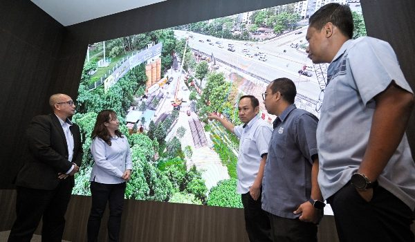 KUALA LUMPUR, 24 Jun -- Ketua Pegawai Eksekutif Divisyen Tol IJM Corporation Bhd, Chua Lay Hoon (dua,kiri) bersama Ketua Unit Sokongan Pusat Kejuruteraan, Penyelenggaraan dan Trafik, Ir Azarulizam Ismail (kiri) dan Pengurus Kanan Projek NPE 2, Ir Ivan Tan Chee Yen (tiga,kanan) ketika Taklimat Media dan Sidang Akhbar Projek Sambungan Lebuhraya Baru Pantai (NPE 2) di Pantai Sentral Park hari ini.

--fotoBERNAMA (2026) HAK CIPTA TERPELIHARA