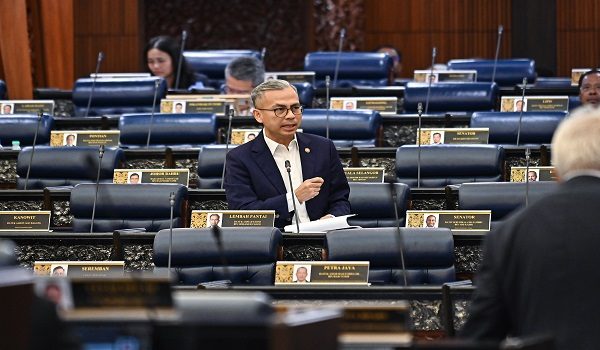 Menteri Komunikasi, Datuk Fahmi Fadzil menjawab soalan pada sesi pertanyaan jawab lisan di Dewan Rakyat di sini, hari ini. / Foto BERNAMA
