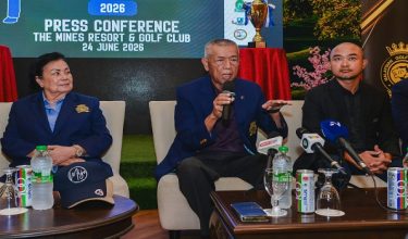KUALA LUMPUR, 24 Jun --  Presiden Persatuan Golf Malaysia (MGA), Tan Sri Mohd Anwar Mohd Nor (dua, kanan) bercakap kepada media selepas Majlis Pelancaran 100PLUS Malaysia Golf Association (MGA) NJDP Junior Series 2026 di The Mines Golf Club, hari ini.

Turut hadir Naib Presiden Persatuan Golf Malaysia, Datuk Merina Gan (kiri) dan Pengarah F&N Holdings Sdn. Bhd., Norazrin Norsyam Yee (kanan).

--fotoBERNAMA (2026) HAK CIPTA TERPELIHARA

KUALA LUMPUR, June 24Malaysian Golf Association (MGA) president Tan Sri Mohd Anwar Mohd Nor (second, right) speaks to the media after the launch of the 100PLUS Malaysian Golf Association (MGA) NJDP Junior Series 2026 at The Mines Golf Club today.

Also present are Malaysian Golf Association Vice President Datuk Merina Gan (left) and F&N Holdings Sdn. Bhd. Director Norazrin Norsyam Yee (right). 

--fotoBERNAMA (2026) COPYRIGHT RESERVED