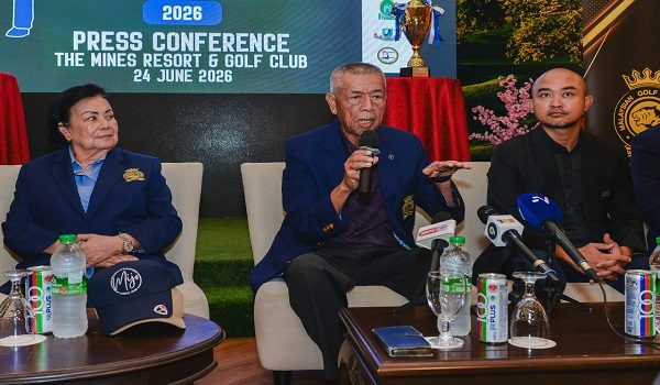 KUALA LUMPUR, 24 Jun --  Presiden Persatuan Golf Malaysia (MGA), Tan Sri Mohd Anwar Mohd Nor (dua, kanan) bercakap kepada media selepas Majlis Pelancaran 100PLUS Malaysia Golf Association (MGA) NJDP Junior Series 2026 di The Mines Golf Club, hari ini.

Turut hadir Naib Presiden Persatuan Golf Malaysia, Datuk Merina Gan (kiri) dan Pengarah F&N Holdings Sdn. Bhd., Norazrin Norsyam Yee (kanan).

--fotoBERNAMA (2026) HAK CIPTA TERPELIHARA

KUALA LUMPUR, June 24Malaysian Golf Association (MGA) president Tan Sri Mohd Anwar Mohd Nor (second, right) speaks to the media after the launch of the 100PLUS Malaysian Golf Association (MGA) NJDP Junior Series 2026 at The Mines Golf Club today.

Also present are Malaysian Golf Association Vice President Datuk Merina Gan (left) and F&N Holdings Sdn. Bhd. Director Norazrin Norsyam Yee (right). 

--fotoBERNAMA (2026) COPYRIGHT RESERVED