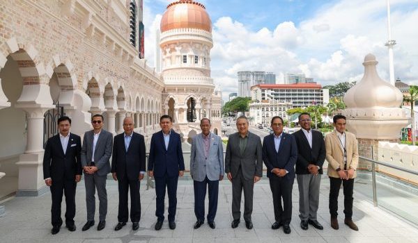 Sultan Kedah Al-Aminul Karim Sultan Sallehuddin Sultan Badlishah (tengah) berkenan berangkat melawat bangunan Sultan Abdul Samad hari ini/Foto BERNRAMA