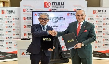 SHAH ALAM, 24 Ogos -- Presiden dan Ketua Pegawai  Eksekutif Kumpulan Agrobank Datuk Tengku Ahmad Badli Shah Raja Hussin (kiri) bersama Presiden Management and Science University (MSU) Prof Tan Sri Dr Mohd Shukri Ab Yajid (kanan) bergambar selepas Majlis Pemeteraian Kerjasama Strategik Agrobank dan MSU hari ini. 

-- fotoBERNAMA (2026) HAK CIPTA TERPELIHARA