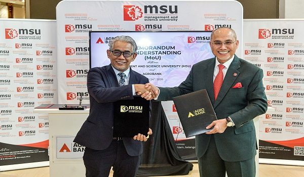 SHAH ALAM, 24 Ogos -- Presiden dan Ketua Pegawai  Eksekutif Kumpulan Agrobank Datuk Tengku Ahmad Badli Shah Raja Hussin (kiri) bersama Presiden Management and Science University (MSU) Prof Tan Sri Dr Mohd Shukri Ab Yajid (kanan) bergambar selepas Majlis Pemeteraian Kerjasama Strategik Agrobank dan MSU hari ini. 

-- fotoBERNAMA (2026) HAK CIPTA TERPELIHARA