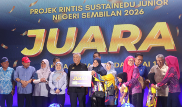 Dato' Seri Dr. Ahmad Zahid Hamidi, Timbalan Perdana Menteri yang juga Menteri Kemajuan Desa dan Wilayah telah menyampaikan pengiktirafan kepada Tabika KEMAS Felda Jelai 1, Tampin muncul johan Projek Rintis SustainEDU Junior menerusi inovasi cemerlang dalam amalan kelestarian hijau pada Julai lalu/UM