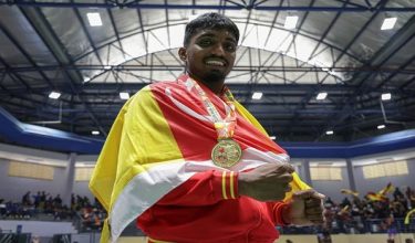Mahendran menunjukkan pingat emas yang dimenangi dalam acara akhir Poruthal Individu Lelaki 65-75 kg/ Foto BERNAMA