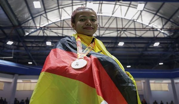 Nur Aleesya menunjukkan pingat emas yang dimenangi dalam acara akhir Poruthal Individu Wanita 60 - 70 kg/ Foto BERNAMA