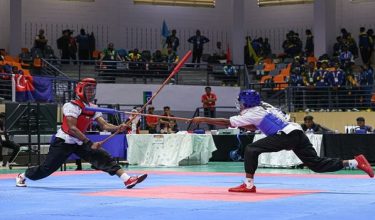 Atlet Silambam Selangor M. Mahendran (kanan) ketika beraksi menentang atlet Perak M. Tharani dalam acara akhir Poruthal Individu Lelaki 65-75 kg/ Foto BERNAMA