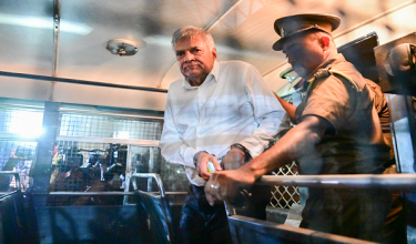 Bekas Presiden Sri Lanka Ranil Wickremesinghe dibawa menaiki bas penjara di Colombo pada 22 Ogos 2025 selepas mahkamah memerintah beliau direman sehingga 26 Ogos berhubung dakwaan penyalahgunaan dana negara untuk perjalanan ke Britain pada 2023. Foto- AFP