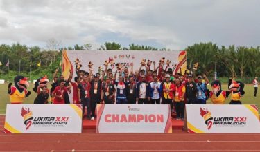 Wilayah Persekutuan tidak melepaskan peluang bergambar selepas kemenangan benam Melaka 2-1 dalam perlawanan akhir bola sepak lelaki di Mukah hari ini/Foto JaPEN Sarawak