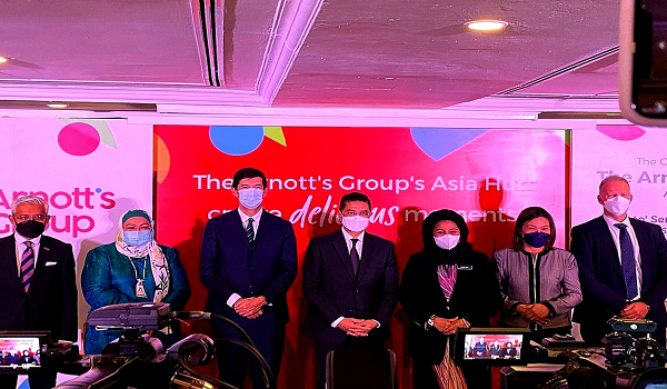 (Menteri Kanan Perdagangan Antarabangsa dan Industri (MITI), Datuk Seri Mohamed Azmin Ali (tengah) selepas Majlis Pelancaran Hab Asia The Arnott’s Group di ibu negara)