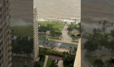 Ombak besar menghempas dan memecah benteng pesisir pantai Zhuhai/ REUTERS