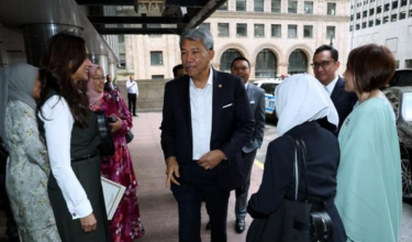 Menteri Luar Datuk Seri Mohamad Hasan setibanya di hotel penginapannya di New York dan disambut Duta Malaysia kepada Amerika Syrikat Tan Sri Muhammad Shahrul Ikram Yaakob/ BERNAMA