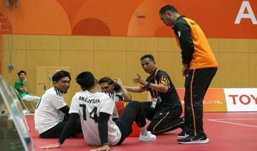 Ahmad Jais Baharun memberikan penerangan kepada para pemain sebelum memulakan saingan pada Sukan Asia Aichi-Nagoya 2026 / Foto Fail BERNAMA