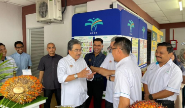 Menteri Perladangan dan Komoditi, Datuk Seri Johari pada  program BUDI Agri-Komoditi bersama komuniti Kluang di Kampung Abdul Rahman Yassin, di sini hari ini/ BERNAMA