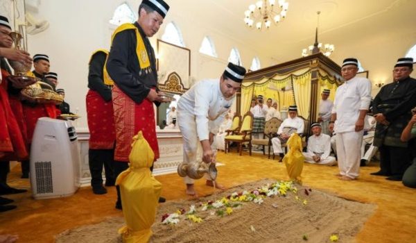 Pemangku Raja Terengganu Tengku Muhammad Ismail Sultan Mizan Zainal Abidin (tengah) berkenan menyiram air mawar di pusara bapa saudara baginda, Almarhum Datuk Seri Dr Tengku Baderul Zaman Almarhum Sultan Mahmud Al-Muktafi Billah Shah, sebagai penghormatan terakhir di Makam Diraja Masjid Al-Muktafi Billah Shah, Ladang, hari ini/Foto BERNAMA
