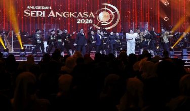 Barisan artis tanah air menghiburkan para hadirin dengan persembahan pentas yang penuh warna-warni dan bertenaga pada malam kemuncak Anugerah Seri Angkasa 2026 bertemakan "Segalanya Bermula Di Sini" di Pusat Konvensyen Antarabangsa Putrajaya (PICC) malam ini/ BERNAMA