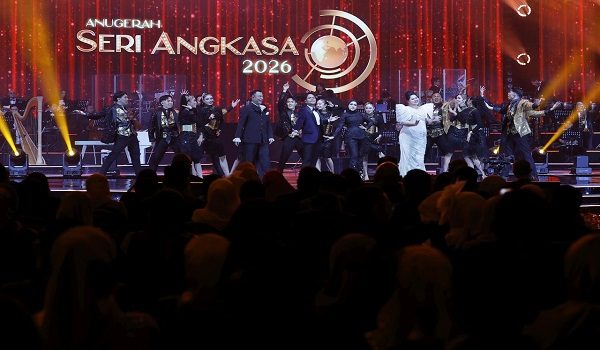 Barisan artis tanah air menghiburkan para hadirin dengan persembahan pentas yang penuh warna-warni dan bertenaga pada malam kemuncak Anugerah Seri Angkasa 2026 bertemakan "Segalanya Bermula Di Sini" di Pusat Konvensyen Antarabangsa Putrajaya (PICC) malam ini/ BERNAMA