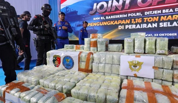 Bungkusan dadah  1.16 tan ketamin dan 1.1 tan methamphetamine yang dirampas pada sidang media di Belawan, Medan, wilayah Sumatera Utara/Foto AFP