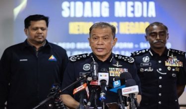 Ketua Polis Negara, Datuk Seri Mohd Khalid Ismail (dua, kanan), bercakap pada sidang media Op Pedo Bersepadu PDRM-SKMM 2.0 di Menara 2, Bukit Aman . / BERNAMA
