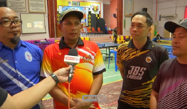 Penaung Pearl Para Table Tennis Club (PPTTC) Labuan Aznan Abidin (dua dari kiri)