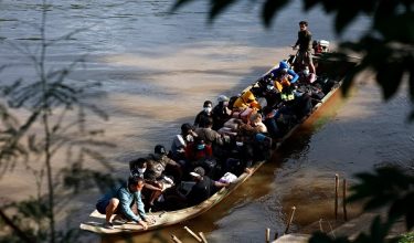 Orang ramai dari pelbagai negara, menaiki bot menyeberangi sungai Moei dari Myanmar ke Thailand/ AFP