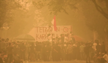 2410 LNR INDO HAZE STUDENT PROTEST